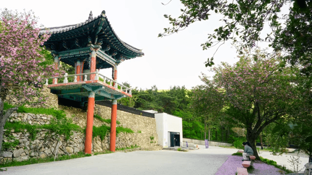 꽃이 만발한 전통 한국 정자