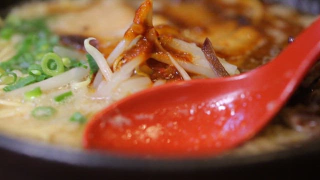 기름진 면 요리 국물 한 술