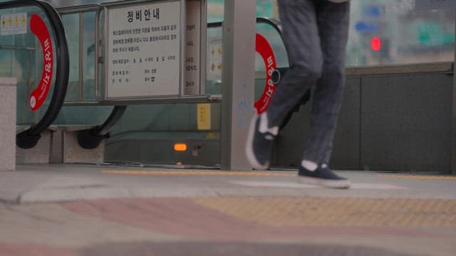 사람들이 지나가는 지하철 입구
