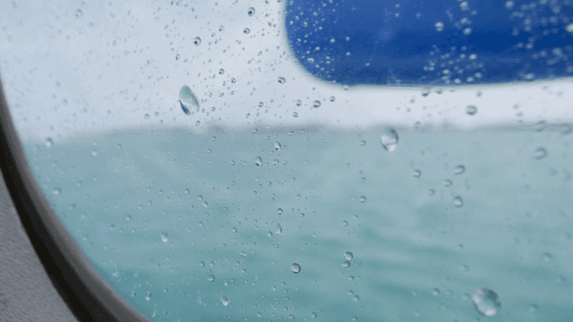 바다 전망 창문에 맺힌 빗방울