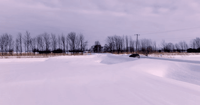 차가 달리는 눈 덮인 시골 도로