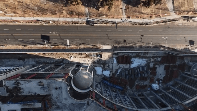 바다 앞 대형 건물의 건설 현장