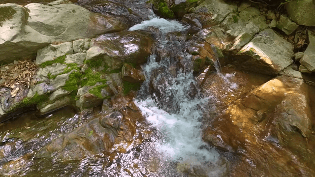 바위 위로 흐르는 작은 폭포