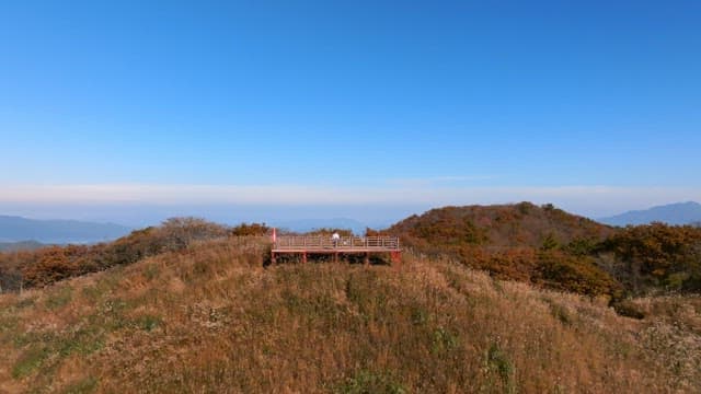 가을 언덕의 고요한 풍경