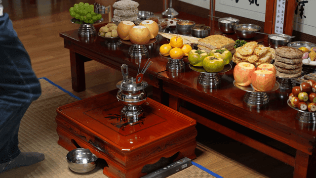 차례주를 돌려 올리는 전통 명절 의식