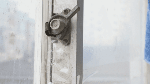 실내 창문 잠금장치 클로즈업
