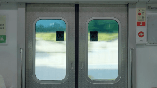 흐릿한 풍경이 보이는 지하철 내부