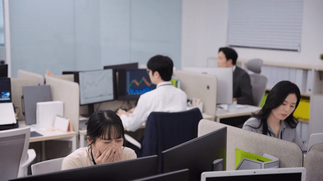 피곤해하는 사무실 속 직원들