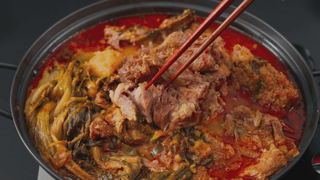 냄비에 담긴 매운 한국식 감자탕