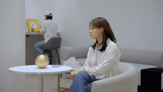 현대적인 라운지에서 자기 차례를 기다리는 여성