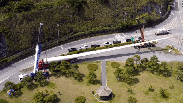 Transporting wind turbine blades