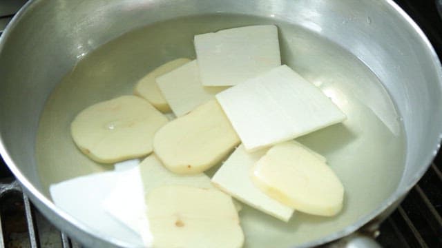 야채와 각종 생선을 한 냄비에 넣는 손