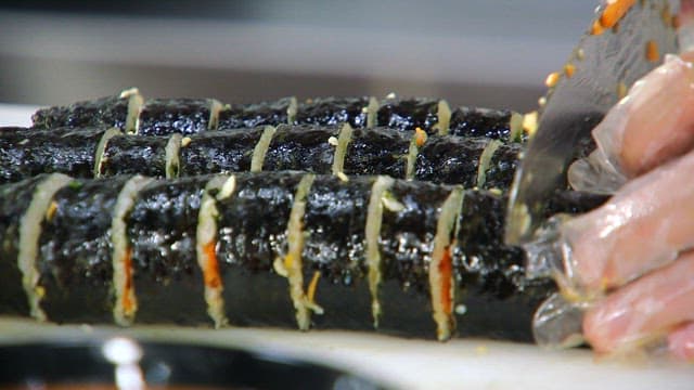 갓 만든 김밥을 자르는 모습