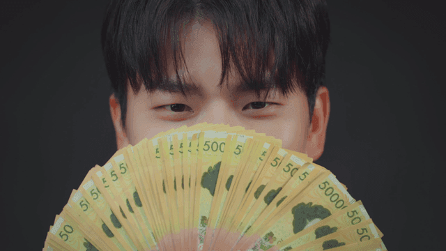 화폐를 부채처럼 들고 있는 사람