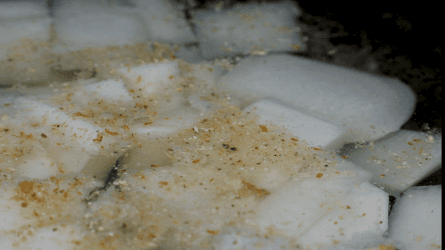 조미료 국물에 끓고 있는 무 슬라이스