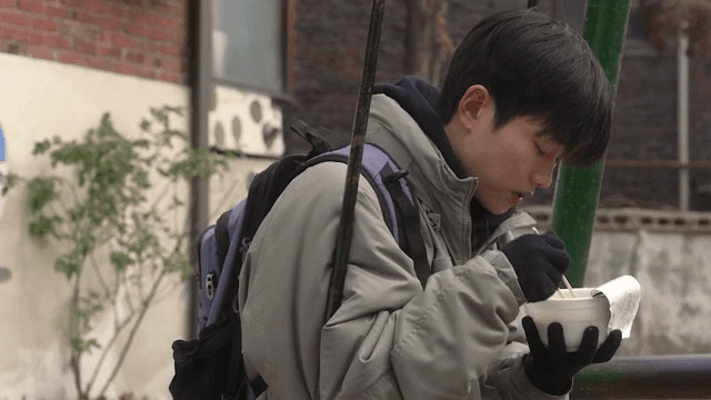 놀이터에서 컵라면을 먹는 남성