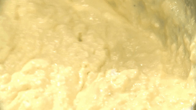 그릇에서 반죽 섞기