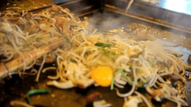 야채 더미 위에 올리는 날계란