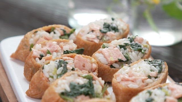 곤드레와 햄이 들어간 유부초밥 한 접시