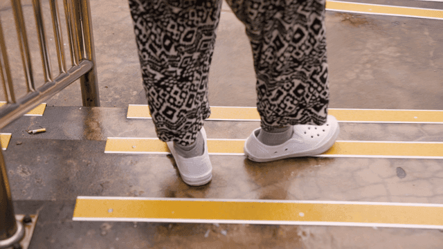 젖은 계단을 내려가는 사람