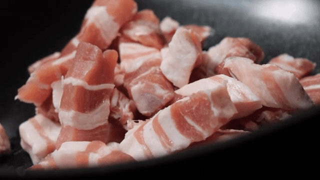 팬에 준비 중인 생 돼지고기 조각