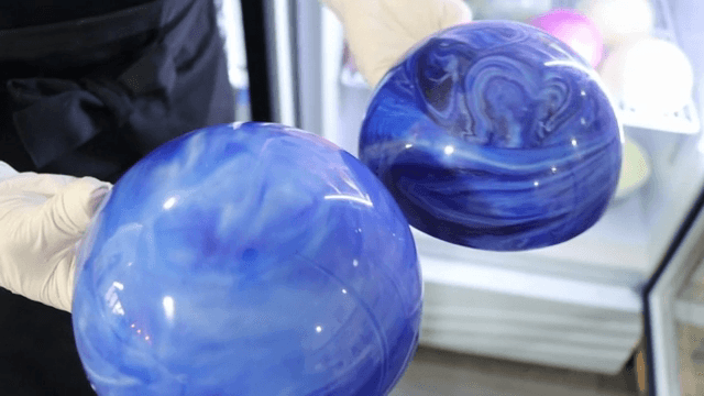 파란색 반구 모양의 초콜렛
