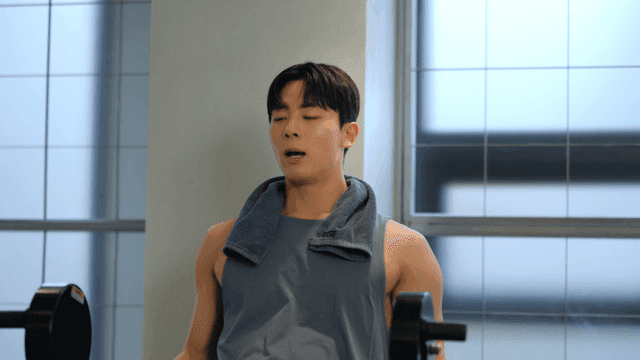 헬스장에서 웨이트 운동하는 남성