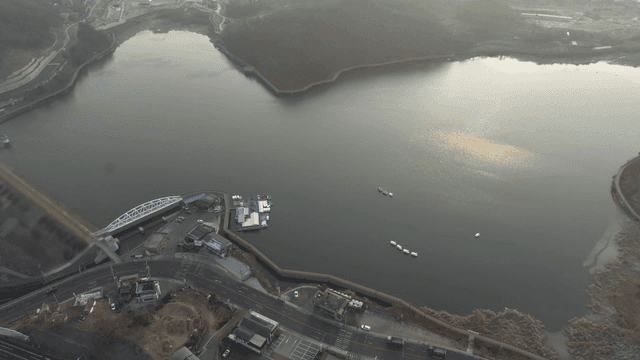 넓게 펼쳐진 잔잔한 호수