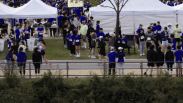 마라톤 행사에 참여하는 사람들