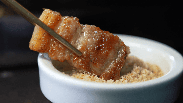 Grilled pork belly dipped in salt