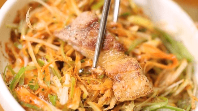 Pork belly with seasoned green onion