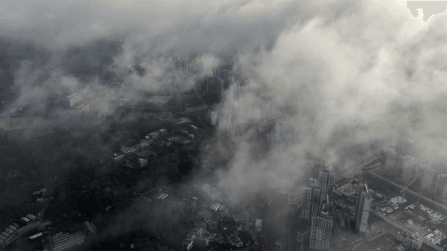 높은 건물과 구름이 있는 도시 풍경