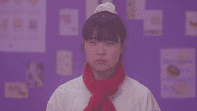 정면을 보고 무언갈 발견한 빨간 목도리를 한 소녀