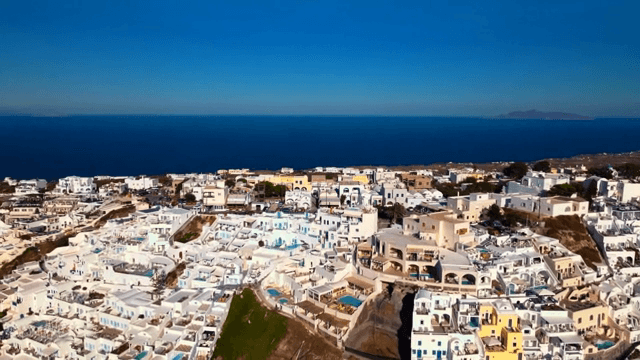 해안 언덕에 있는 하얀 건물들