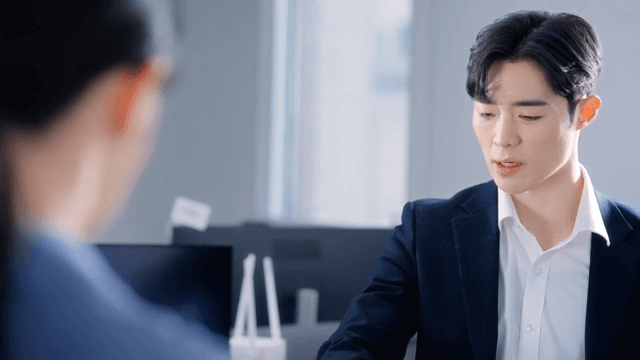 부하직원을 혼내는 화난 남성