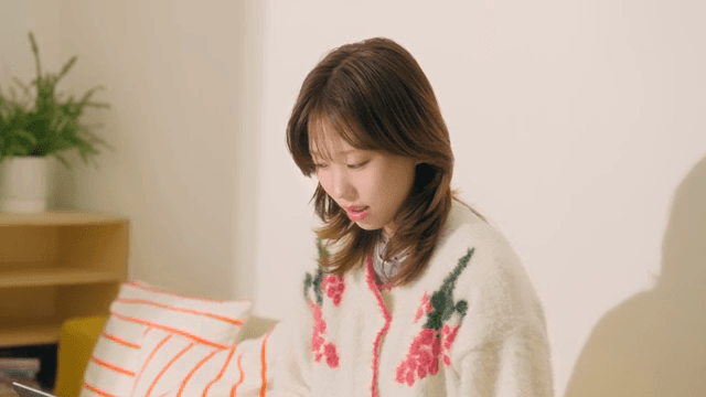 노트북 작업을 하다가 어딘가를 바라보며 웃는 여성