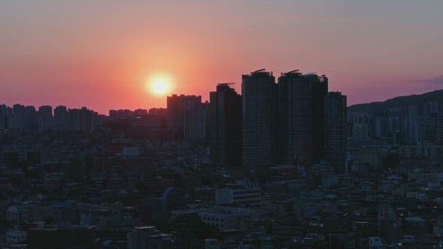 도시 스카이라인 위의 일몰