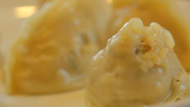 접시에 담긴 평양식 만두