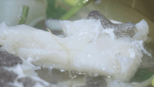 대구탕 순살을 집는 젓가락