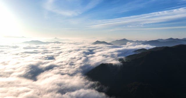구름으로 덮인 산