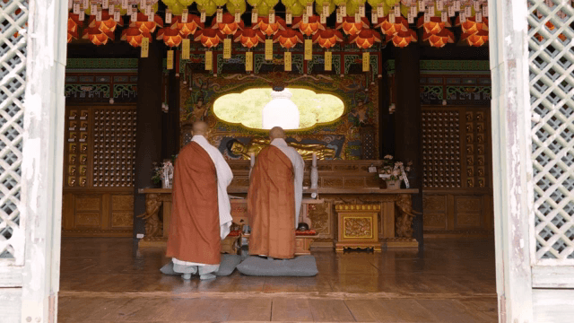 장식된 사찰에서 기도하는 승려들