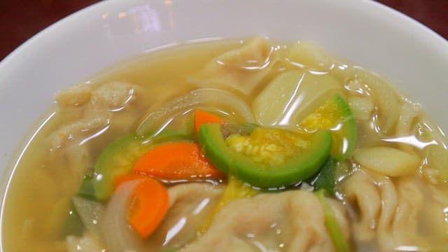 야채와 밀가루 반죽이 들어간 먹음직스러운 수제비