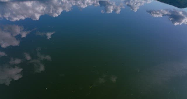 하늘과 산을 반사하는 고요한 호수