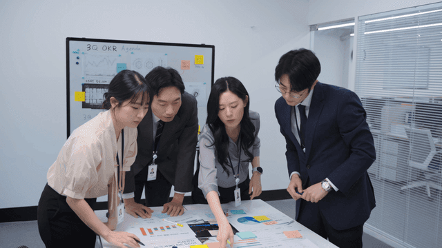 사무실에서 프로젝트 계획을 논의하는 팀