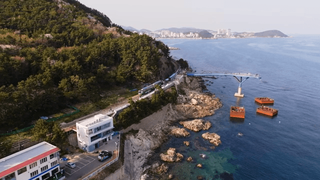 바다 옆을 지나는 해안 열차