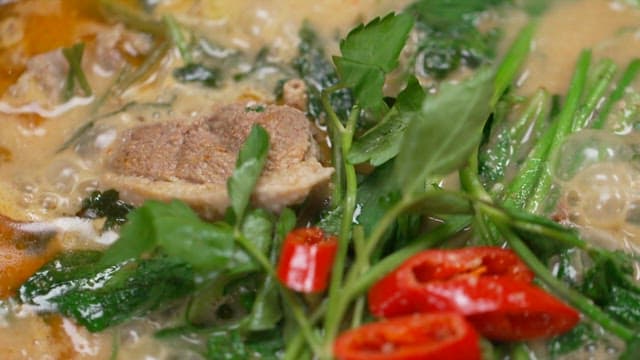 고기와 채소가 들어가 보글보글 끓는 순대국밥