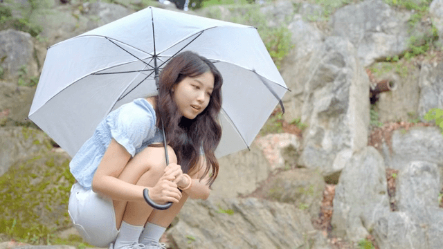 계곡을 즐기는 우산을 쓴 여성