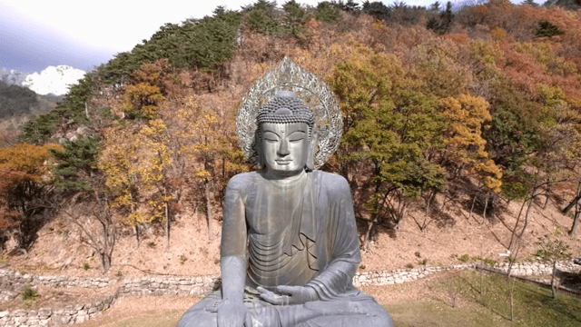 산속의 큰 불상