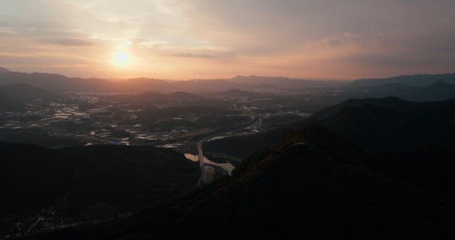 황혼이 내려앉은 고요한 산의 풍경