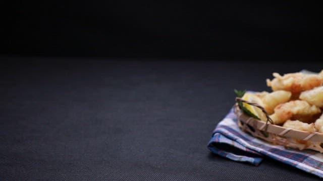 레몬 조각과 함께 놓인 쭈꾸미 튀김 바구니